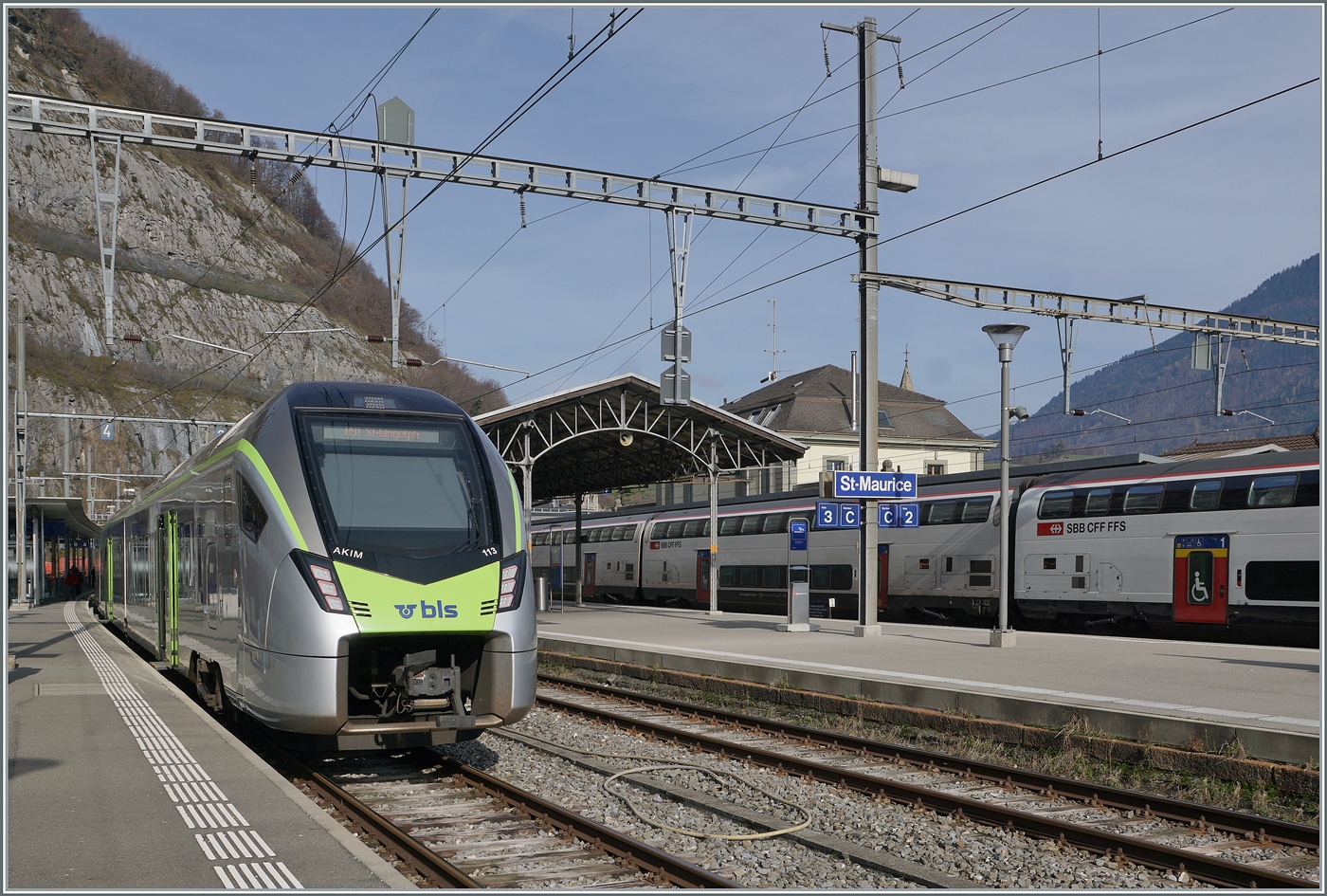 Mit der Inbetriebnahme der neuen TMR RegionAlpes EVO RABe 533 werden wohl die (Miet-) Einsätze der BLS RABe 528 zu ende gehen. Das Bild zeigt den  AKIM  RABe 528 113 als R 91 6116 auf der Fahrt von Brig nach St-Gingolph (Suisse) beim Halt in St-Maurice.

19. November 2025 