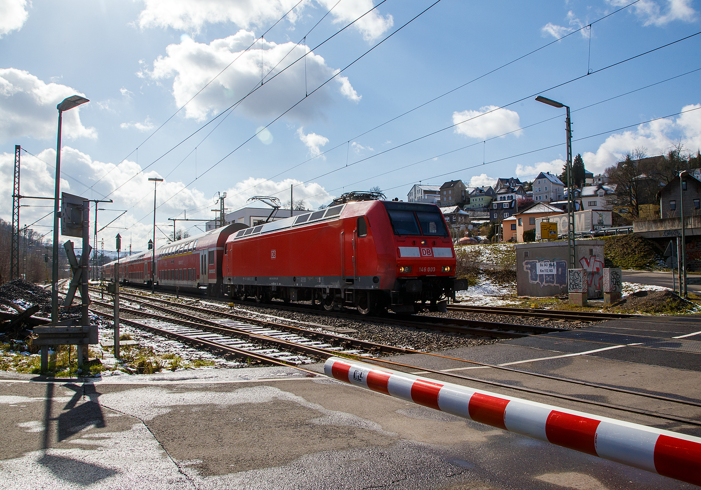 Mit über einer halben Stunde Verspätung fährt die 146 003-9 (91 80 6146 003-9 D-DB) der DB Regio NRW am 15.03.2023, mit dem RE 9 (rsx - Rhein-Sieg-Express) Aachen - Köln - Siegen, durch Niederschelden in Richtung Siegen. Grund für die Verspätung war ein umgestürzter Baum, der zwischen Au (Sieg) und Betzdorf (Sieg), eine Oberleitung beschädigt hatte und nur ein Gleis befahrbar war.

Die TRAXX P160 AC1 wurde 2001 von ABB Daimler-Benz Transportation GmbH in Kassel unter der Fabriknummer 33810 gebaut.
