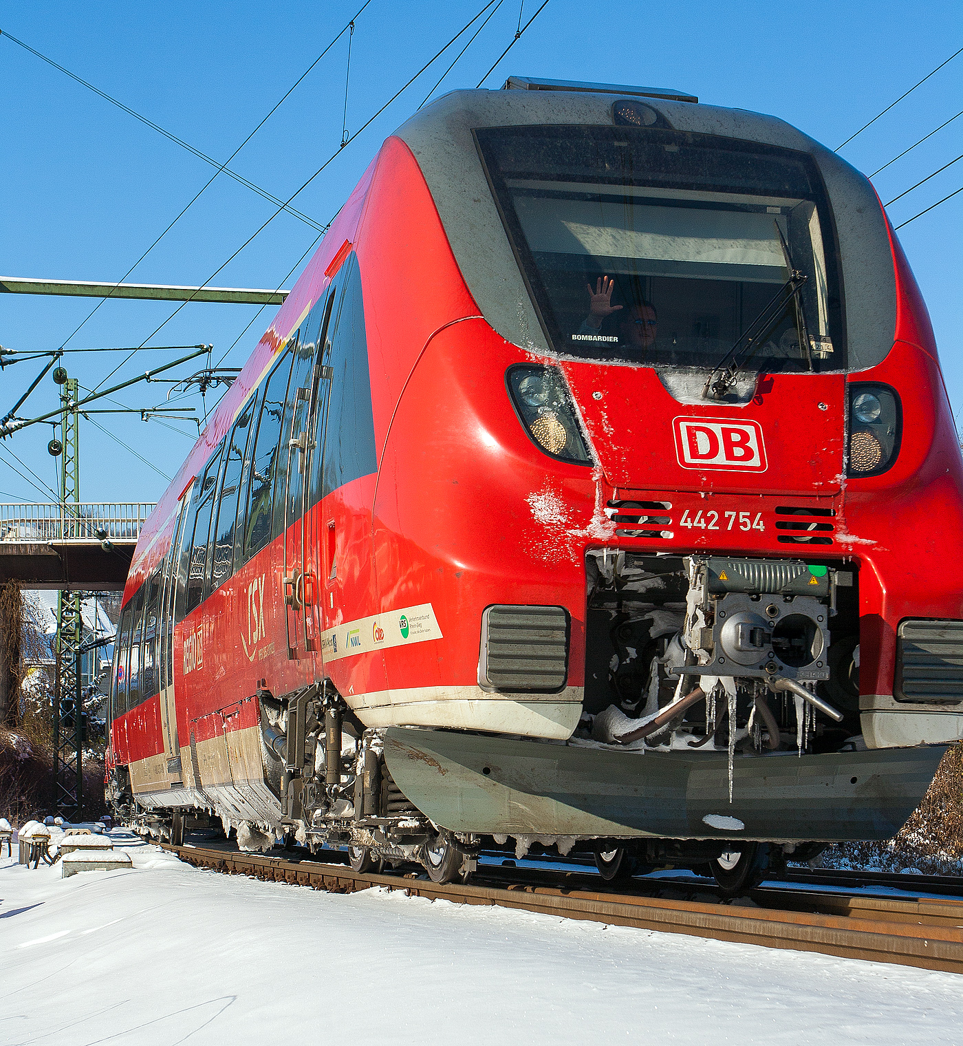 Mitte März 2013 lag sogar an der Sieg noch Schnee...

Der vierteiliger Bombardier Talent 2 Triebzug 442 754 / 254 fährt am 13.03.2013 als RE 9 - Rhein Sieg Express (RSX) Aachen - Köln - Siegen, vom Bahnhof Betzdorf/Sieg weiter in Richtung Siegen. Ja die Front ist nicht ganz im Bild, aber dafür alles scharf und sehr detailreich. 

Nochmals einen lieben Gruß an den freundlichen Lokführer zurück.
