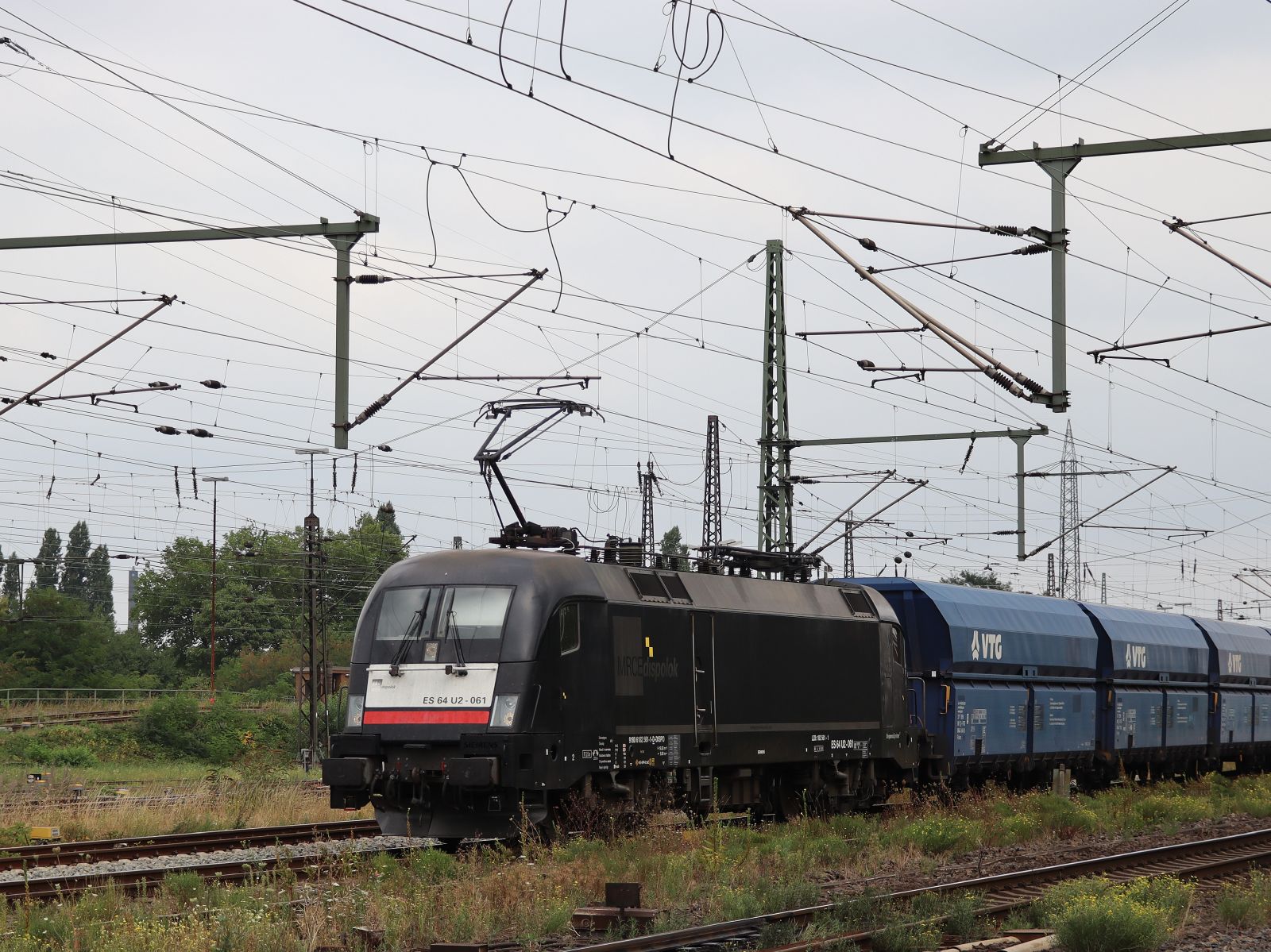 MRCE (Mitsui Rail Capital Europe) Lokomotive 182 561-1 (91 80 6182 561-1 D-DISPO) G�terbahnhof Oberhausen West 18-08-2022.

MRCE (Mitsui Rail Capital Europe) locomotief 182 561-1 (91 80 6182 561-1 D-DISPO) goederenstation Oberhausen West 18-08-2022.