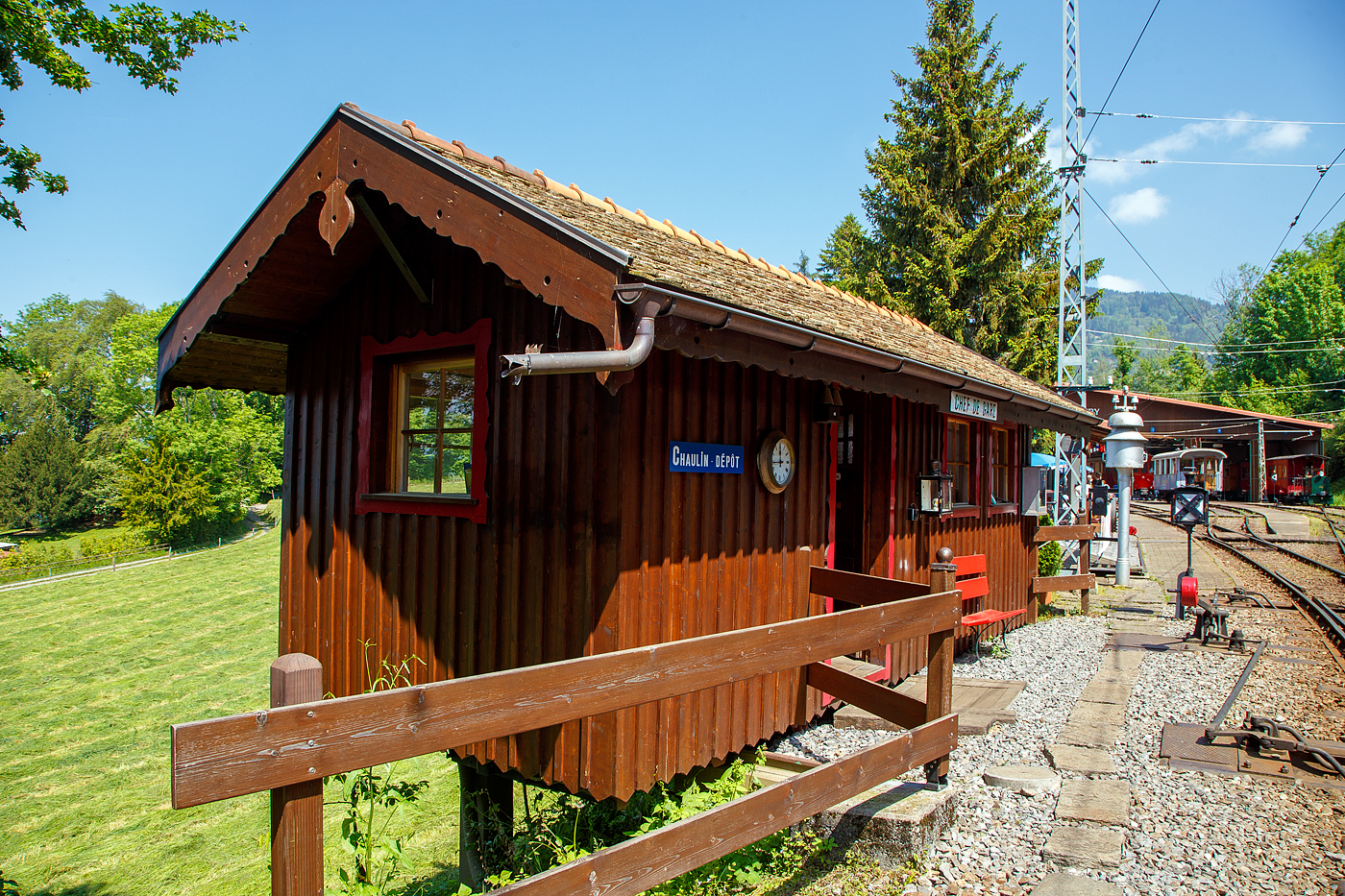 Museumsbahnromantik
Im Museumsareal in Chaulin der Museumsbahn Blonay–Chamby am 27.05.2023, hier, in Holzbauweise an der Böschung aufgeständert, das schmucke Gebäude vom Chef de Gare (Stationsvorsteher) Chaulin- Depot. 
