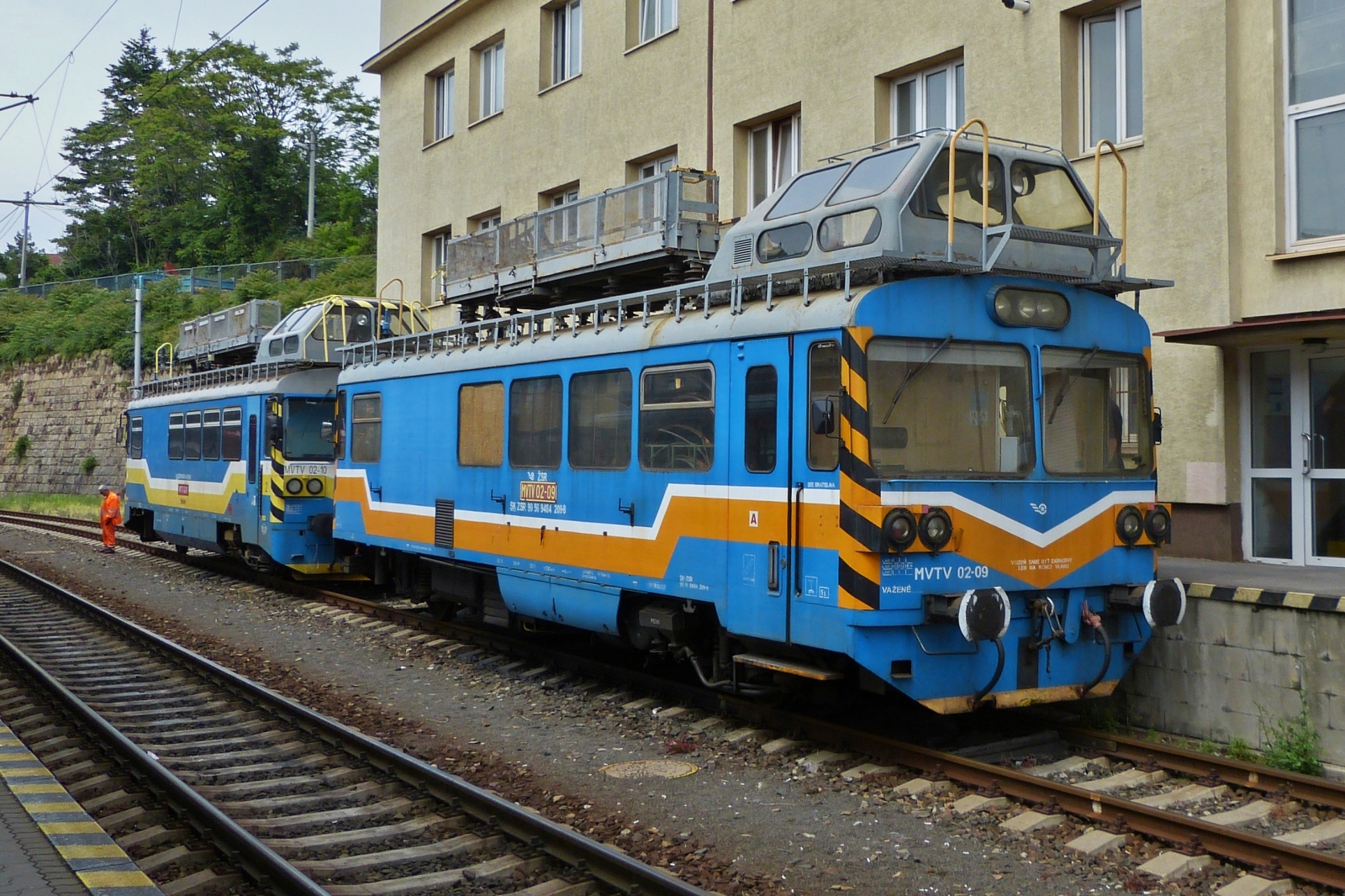 MVTV 02-09 (SK-ZSR 99 56 9484 209-8) Motorturmwagen gesellt sich zu dem anderen Turmtriebwagen im Bahnhof von Bratislava. 05.06.2023