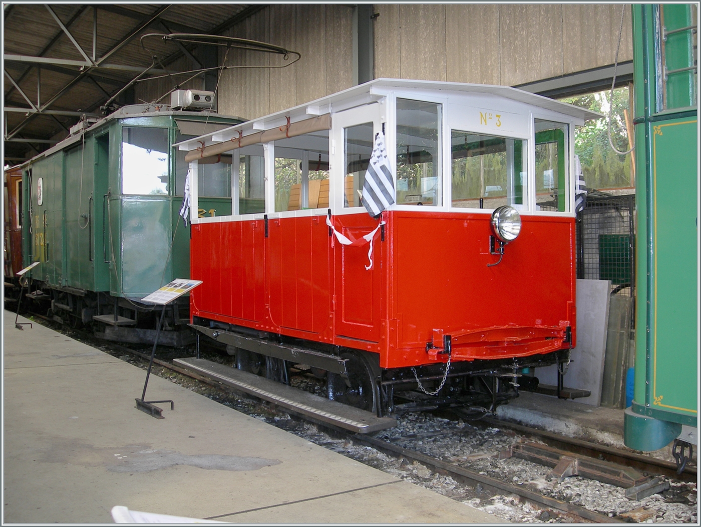 Nach dem Herbstevent  Autour de la voie ferrée / Rund um die eiserne Bahn  steht die Dm 2/2 N° 2 wieder im Museum von Chaulin und bietet Gelegenheit sie nochmals genau anzuschauen, insbesondere die demontierbare  Dreischeibe , welche dem  Biniou  erlaubt, freizügig die Strecke zu verlassen oder die Fahrtrichtung zu wechseln. 

21. Sept. 2024