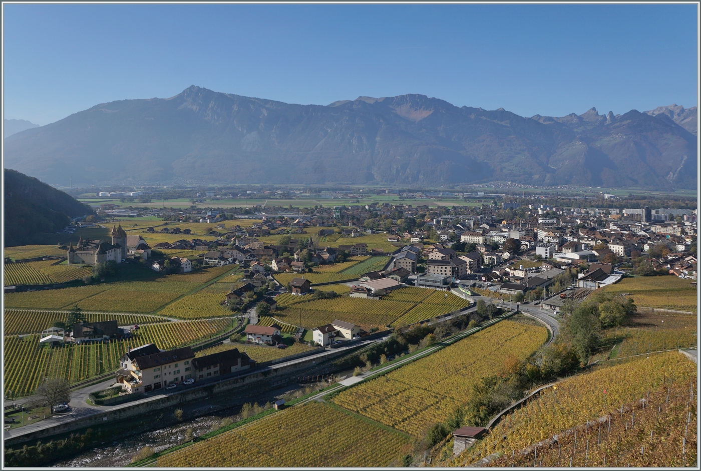 Nach so vielen Zügen wie auf dem vorangegangen Bild nun etwas mehr Landschaft: Ein A-L Regionalzug erreicht vom Bahnhof von Aigle kommend den Bahnhof Aigle Dépôt A-L, wo der Zug für die Weiterfahrt nach Leysin die Fahrtrichtung wechseln wird. 

2. Nov. 2024
