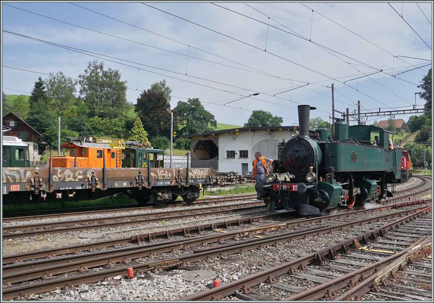 Nachdem der OeBB Extrazug zum traditionellen Gotthelf M�rit Sumiswald Gr�nen erreicht hat, rangiert die OeBB die Mallet Dampflok Ed 2 2/2 196 und ich kann sie (endlich) von  vorne  fotografieren. 14. Juni 2025