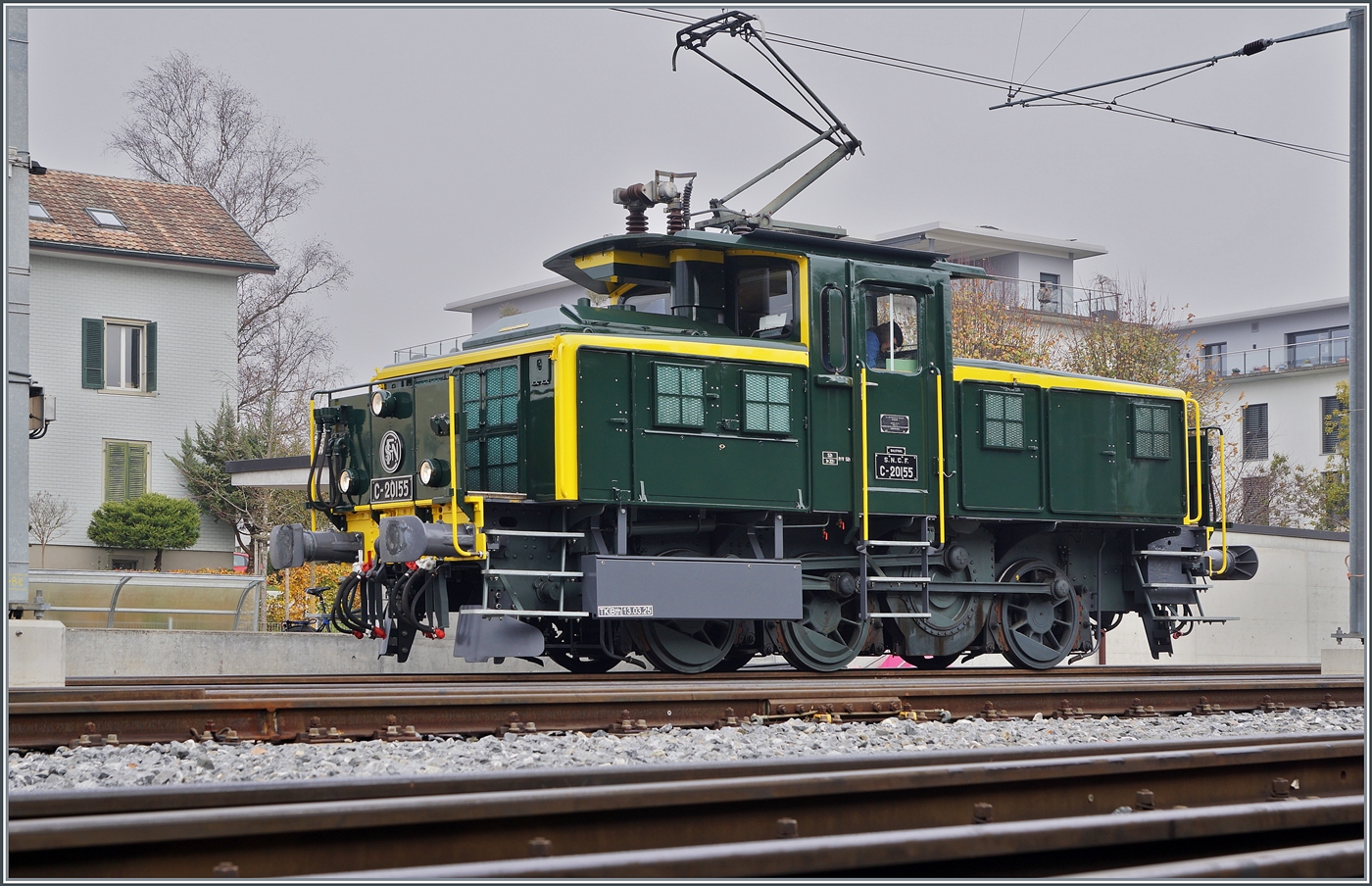 Nachdem die SNCF C 20155 UIC N° 97 85 1 932-0 (ex SBB Ee 3/3 II 1615, ex SNCF C 20155) ihr Manöver in Balsthal erledigt hatte, bereitet sich die Lok für die angekündigten Führerstandfahrten zum Bahnhof Klus und zurück vor. Dabei konnte in einem ruhigen Moment die schöne Lok in Balsthal quer über die Gleise hinweg fotografiert werden. 

8. Nov. 2025