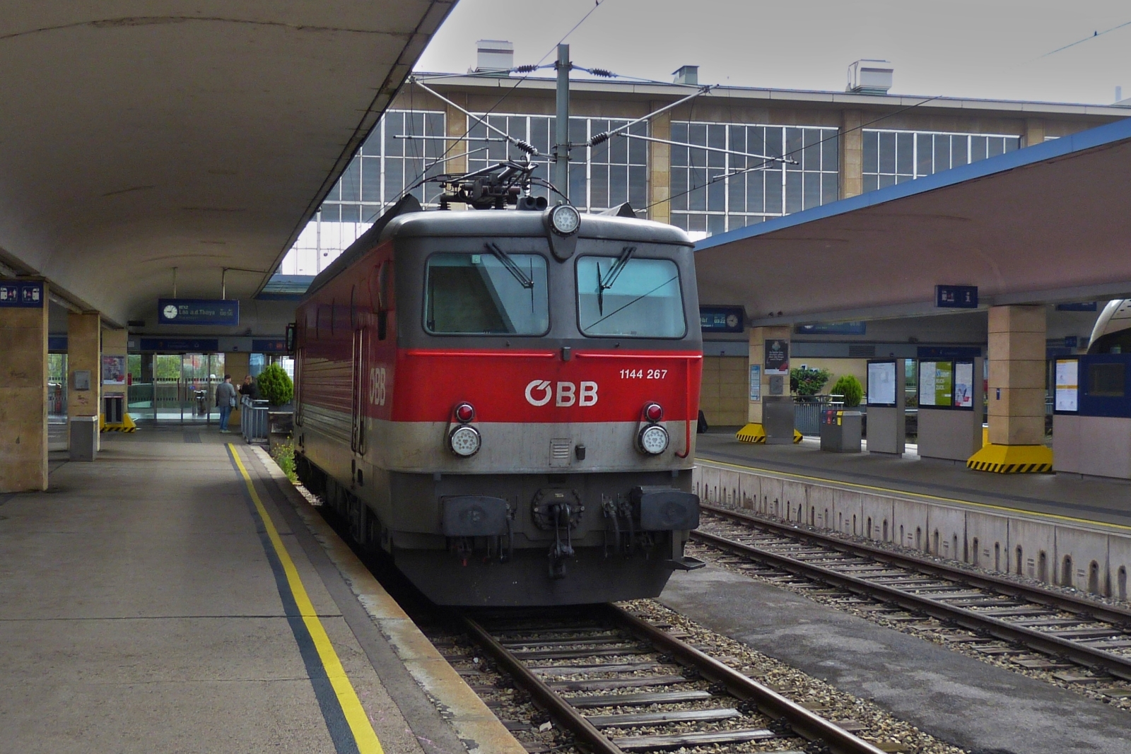 Nachdem der Wagenzug aus dem Gleis gezogen wurde, steht Lok 1144 267 noch alleine am Bahnsteig im Westbahnhof in Wien. 06.06.2023
Diesen ganzen Vorgang habe ich bei uns in Luxemburg schon lange nicht mehr gesehen. 