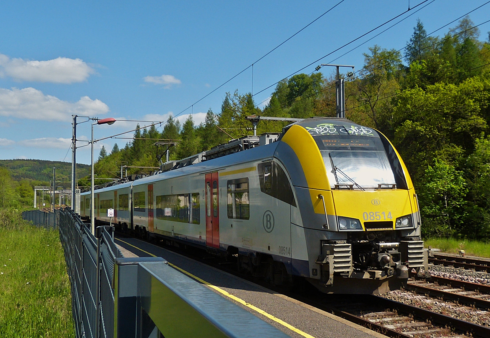 Nachschuss auf den SNCB Desiro 08514 der gerade den Bahnhof von Clervaux in Richtung Lüttich verlässt. 19.05.2023