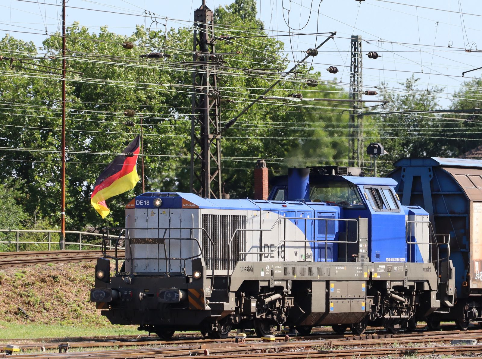 NEXRAIL Diesellokomotive Vossloh DE18 mit Nummer 92 80 4185 010-0 D-NXRL G�terbahnhof Oberhausen West 11-07-2024.

NEXRAIL diesellocomotief Vossloh DE18 met nummer 92 80 4185 010-0 D-NXRL goederenstation Oberhausen West 11-07-2024.