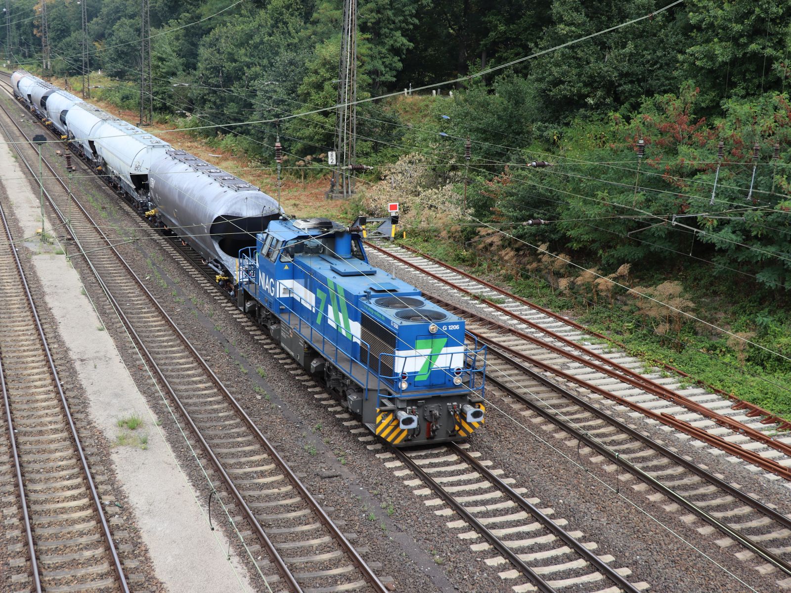NIAG (Niederrheinische Verkehrsbetriebe AG) Diesellok 7 (92 80 1275 018-0 D-NIAG) Duisburg Entenfang 18-08-2022.

NIAG (Niederrheinische Verkehrsbetriebe AG) dieselloc 7 (92 80 1275 018-0 D-NIAG) Duisburg Entenfang 18-08-2022.