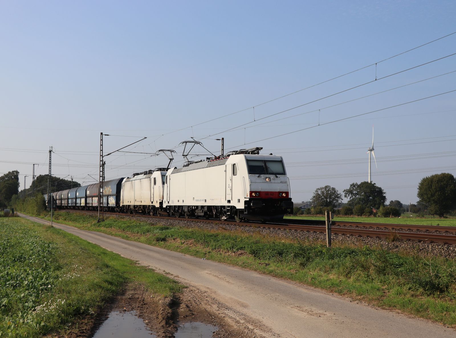 NIAG (Niederrheinische Verkehrsbetriebe Aktiengesellschaft) Lokomotive 186 142-6 (91 80 6186 142-6 D-AKIEM) und 186 236-6 (91 80 6186 236-6 D-AKIEM) bei Bhanh�bergang Wasserstrasse, Hamminkeln 19-09-2024.

NIAG (Niederrheinische Verkehrsbetriebe Aktiengesellschaft) locomotief 186 142-6 (91 80 6186 142-6 D-AKIEM) en 186 236-6 (91 80 6186 236-6 D-AKIEM) bij overweg Wasserstrasse, Hamminkeln 19-09-2024.