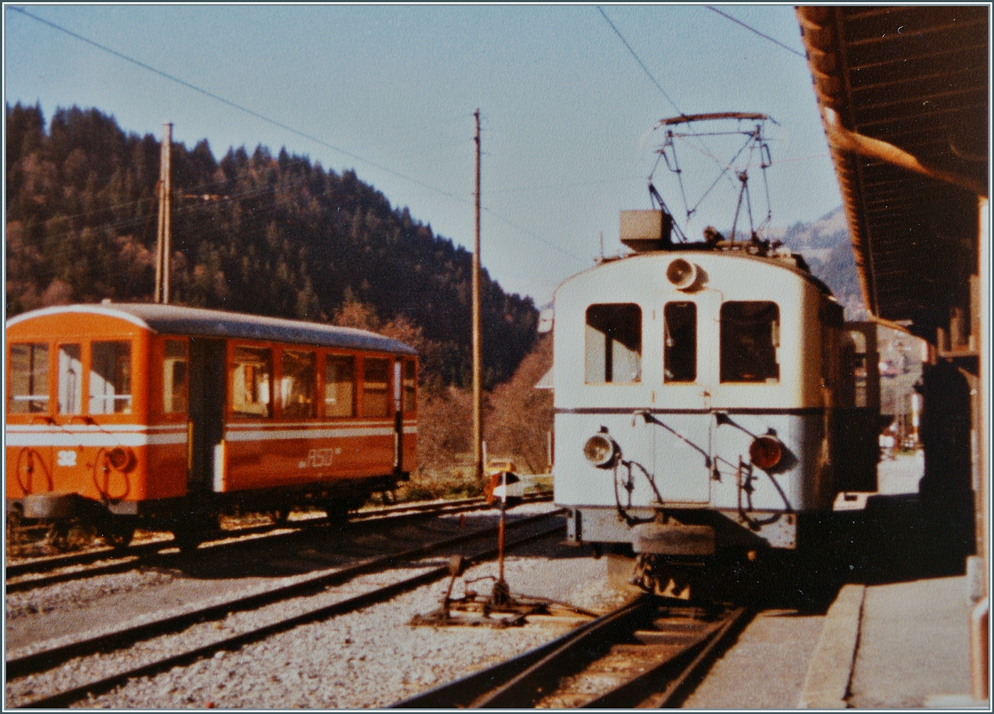 Noch einmal der ASD ABDe 4/4 N°2 nun vom Bahnsteig aus gesehen. Links im Bild und leider angeschnitten, der ASD B 32. 

Analogbild vom 7. Nov. 1981 