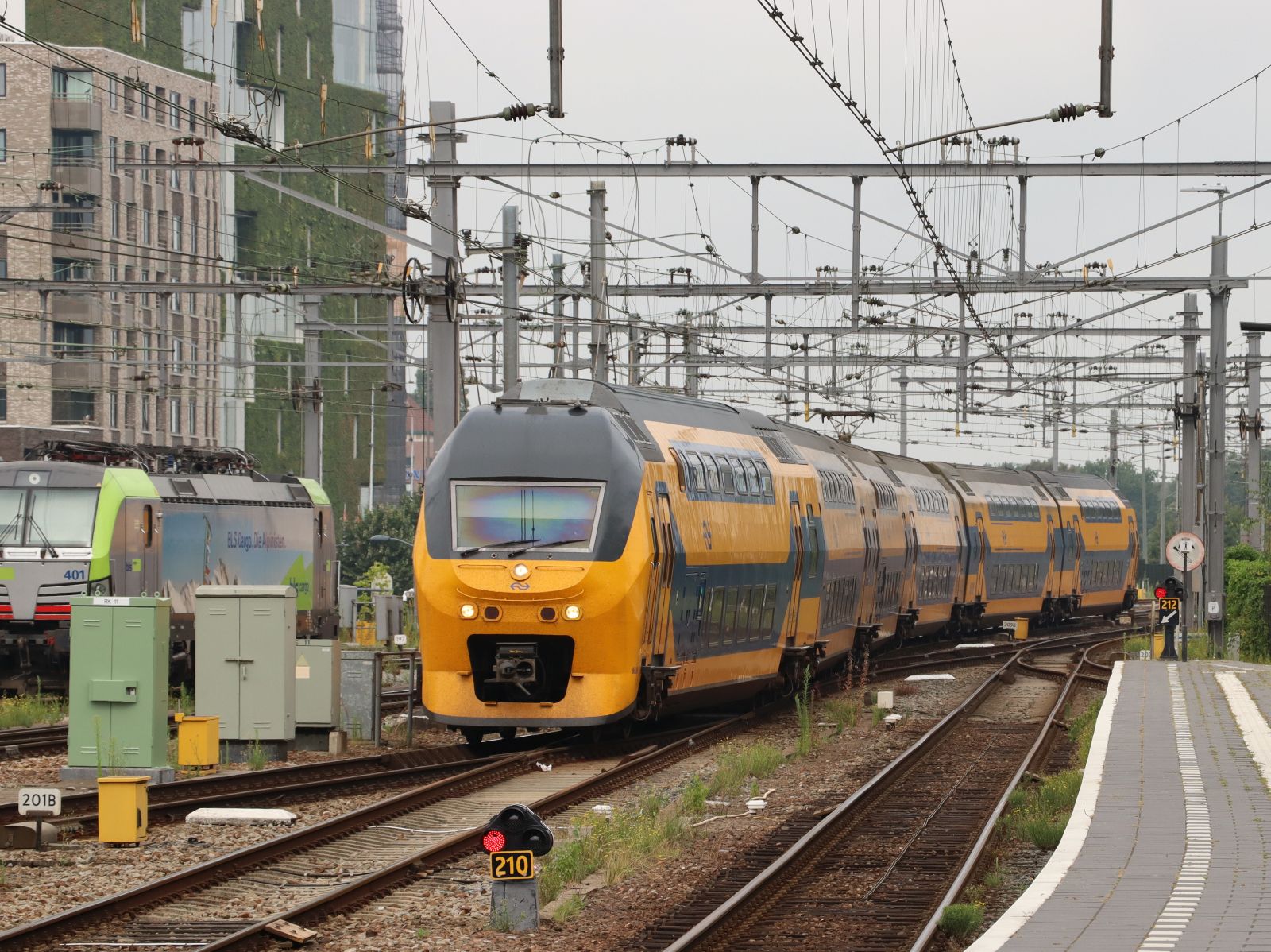 NS DD-IRM Triebzug 8608 Ankunft Gleis 3 Bahnhof Venlo 24-07-2025.

NS DD-IRM treinstel 8608 binnenkomst spoor 3 station Venlo 24-07-2025.