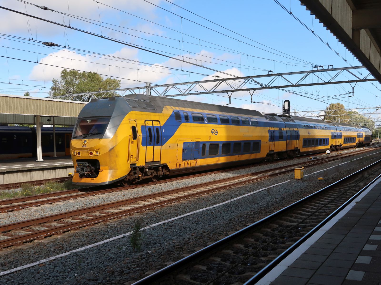 NS DD-IRM Triebzug 9562 Gleis 7 Bahnhof Leiden Centraal Station 07-10-2024.

NS DD-IRM treinstel 9562 binnenkomst via spoor 7 Leiden CS 07-10-2024.