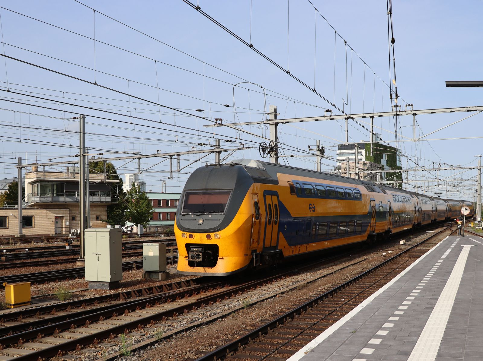 NS DD-IRM-VI Triebzug 8666 Ankunft Bahnhof Venlo 28-09-2023.

NS DD-IRM-VI treinstel 8666 binnenkomst station Venlo 28-09-2023.