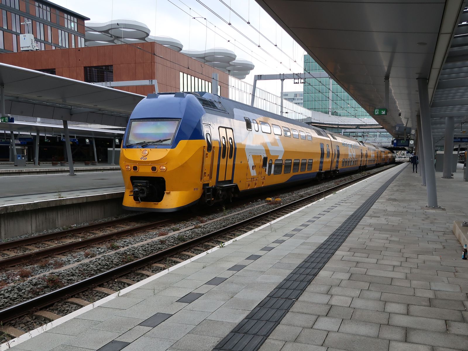 NS DD-IRM-VI Triebzug 8703 Gleis 7 Utrecht Centraal Station 20-09-2023.

NS DD-IRM-VI treinstel 8703 spoor 7 Utrecht Centraal Station 20-09-2023.