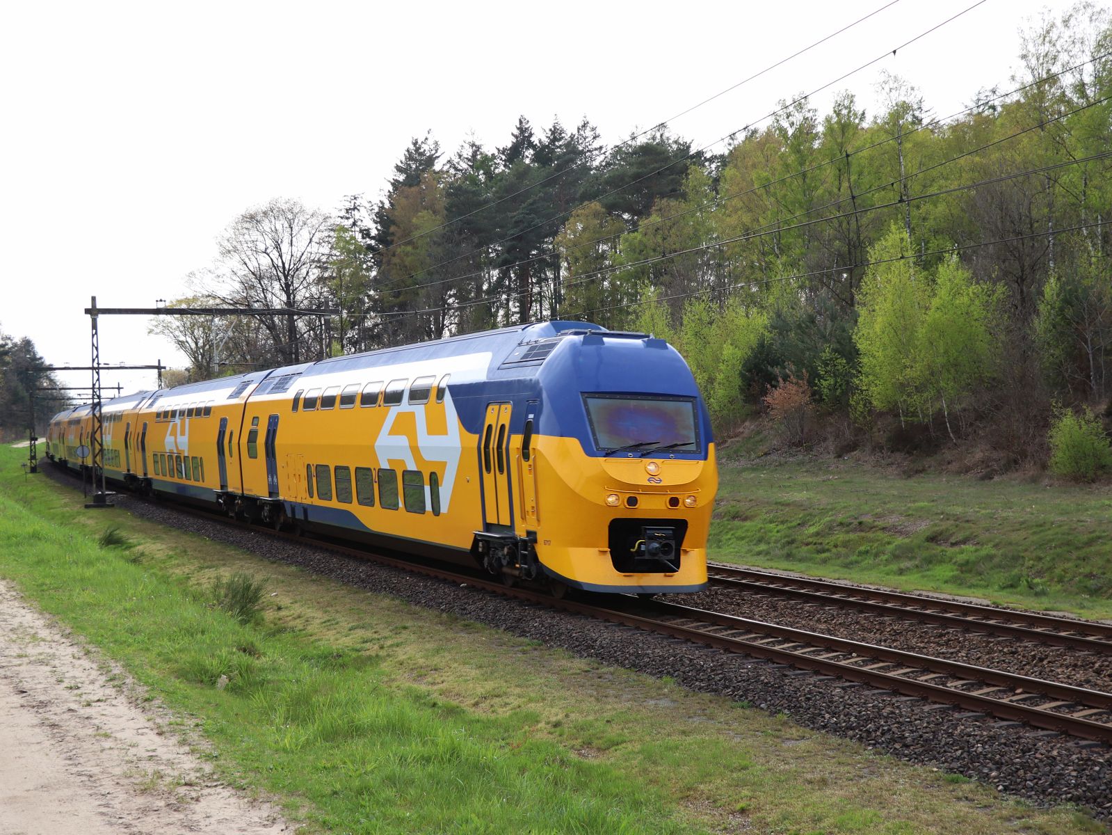 NS DD-IRM-VI Triebzug 8717 Veenweg, Holten 27-04-2023.

NS DD-IRM-VI treinstel 8717 Veenweg, Holten 27-04-2023.