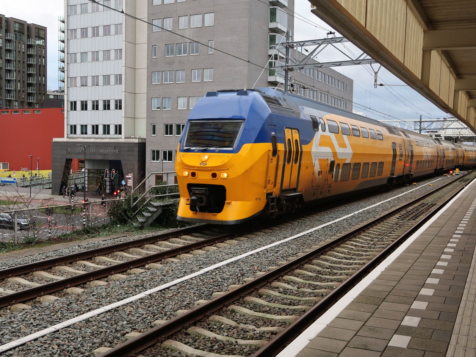 NS DD-IRM-VI Triebzug 8736 Gleis 3 Bahnhof Leiden Centraal 06-01-2025.

NS DD-IRM-VI treinstel 8736 spoor 3 station Leiden Centraal 06-01-2025.