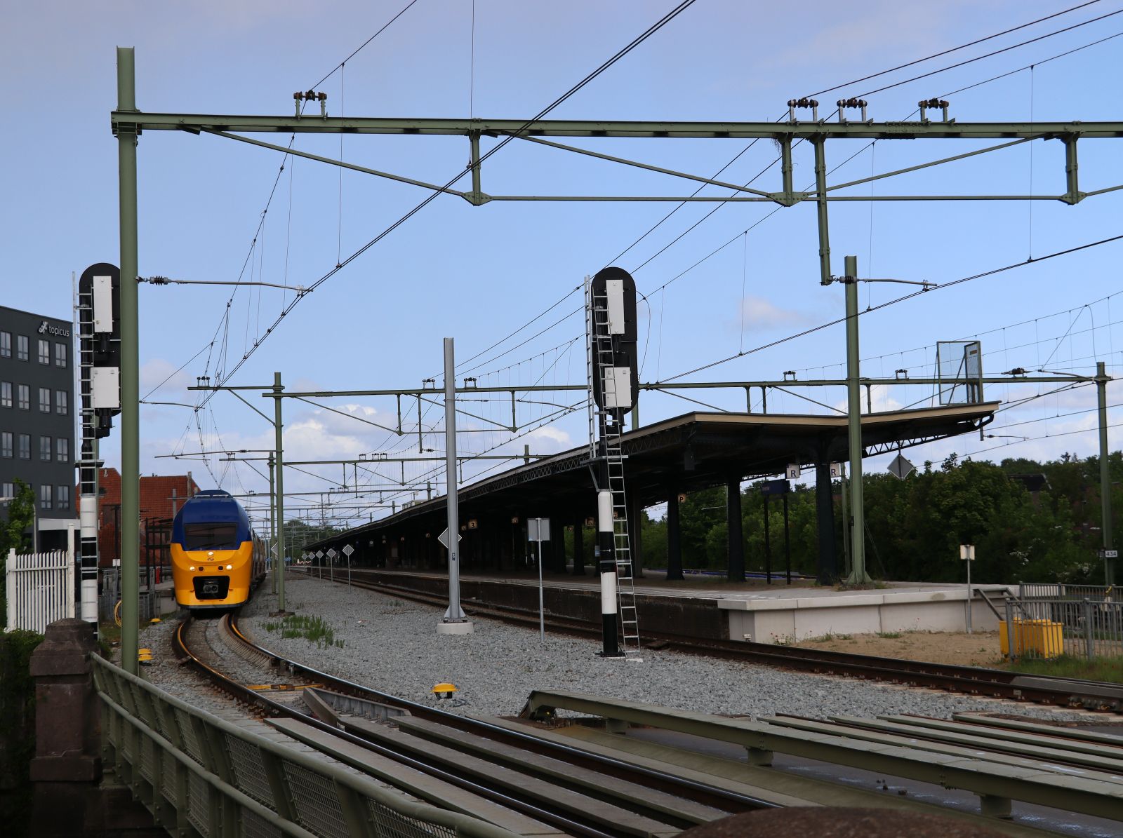 NS DD-IRM-VI Triebzug Gleis 1 Bahnhof Deventer 16-05-2023.

NS DD-IRM-VI treinstel spoor 1 station Deventer 16-05-2023.