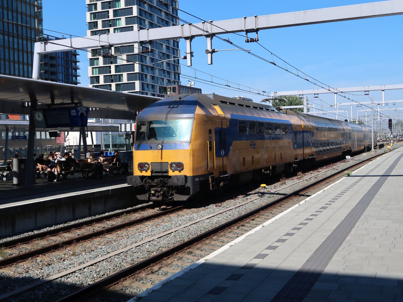 NS DDZ-4 Triebzug 7519 Gleis 11 Utrecht Centraal Station 08-09-2023.

NS DDZ-4 treinstel 7519 spoor 11 Utrecht Centraal Station 08-09-2023.