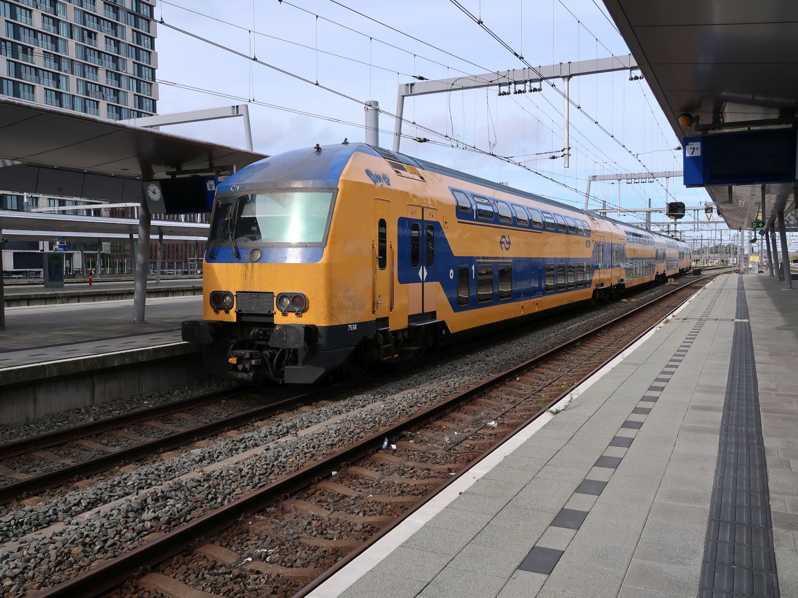 NS DDZ-IV Triebzug 7538 Gleis 8 Utrecht Centraal Station 08-10-2024.

NS DDZ-IV treinstel 7538 spoor 8 Utrecht CS 08-10-2024.