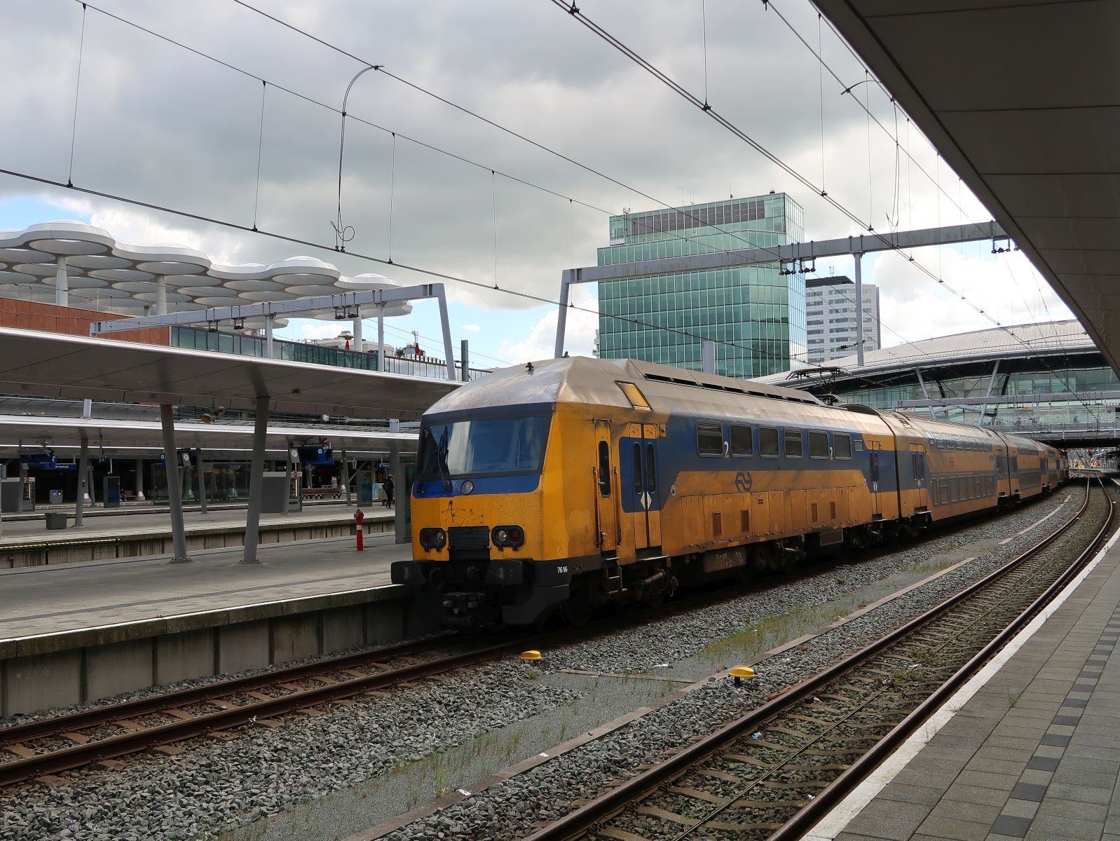 NS DDZ-VI Triebzug 7616 Gleis 12 Utrecht Centraal Station 18-04-2024.

NS DDZ-VI treinstel 7616 spoor 12 Utrecht Centraal Station 18-04-2024.