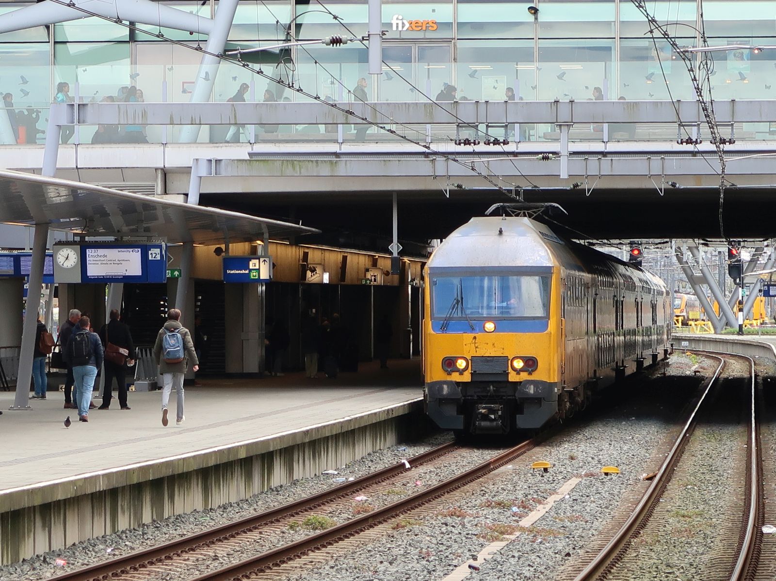 NS DDZ-VI Triebzug 7616 Gleis 12 Utrecht Centraal Station 18-04-2024.

NS DDZ-VI treinstel 7616 spoor 12 Utrecht Centraal Station 18-04-2024.
