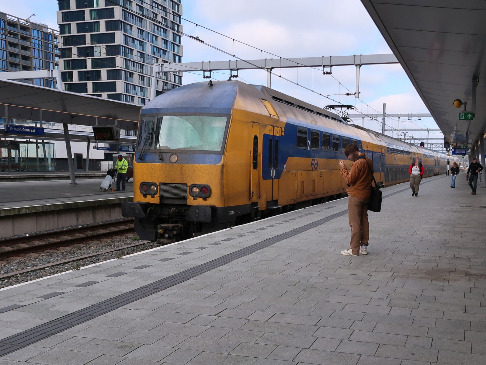 NS DDZ-VI Triebzug 7618 Gleis 9 Utrecht Centraal Station 24-10-2024.

NS DDZ-VI treinstel 7618 spoor 9 Utrecht Centraal Station 24-10-2024.