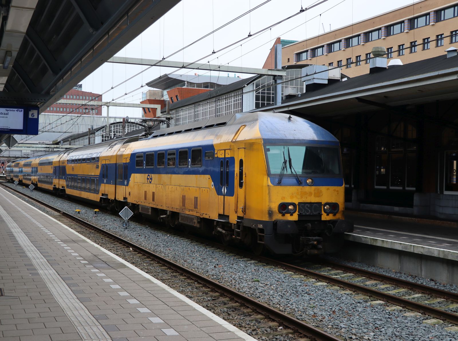 NS DDZ-VI Triebzug 7635 Gleis 5 bahnhof Amersfoort Centraal 20-02-2024.

NS DDZ-VI treinstel 7635 spoor 5 station Amersfoort Centraal 20-02-2024.