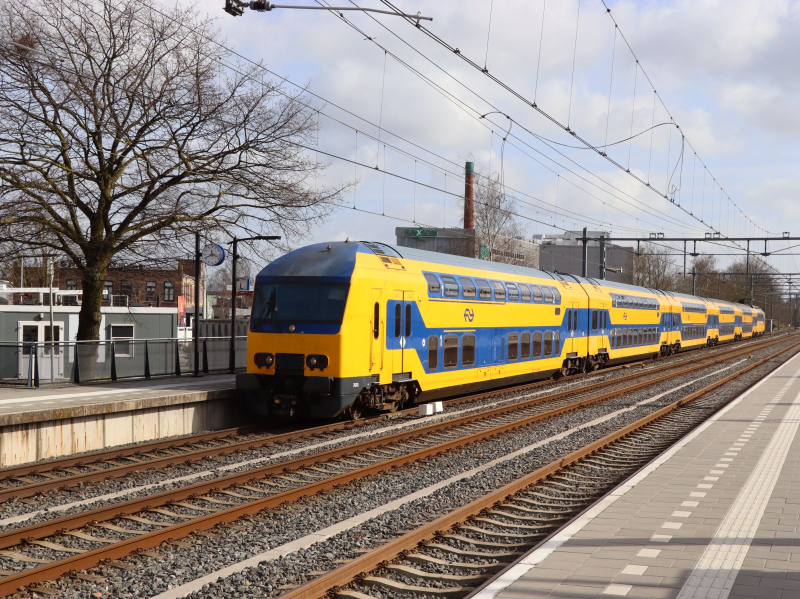 NS DDZ-VI Triebzug 7635 Gleis 1 Bahnhof Apeldoorn 12-03-2026.

NS DDZ-VI treinstel 7635 spoor 1 station Apeldoorn 12-03-2026.