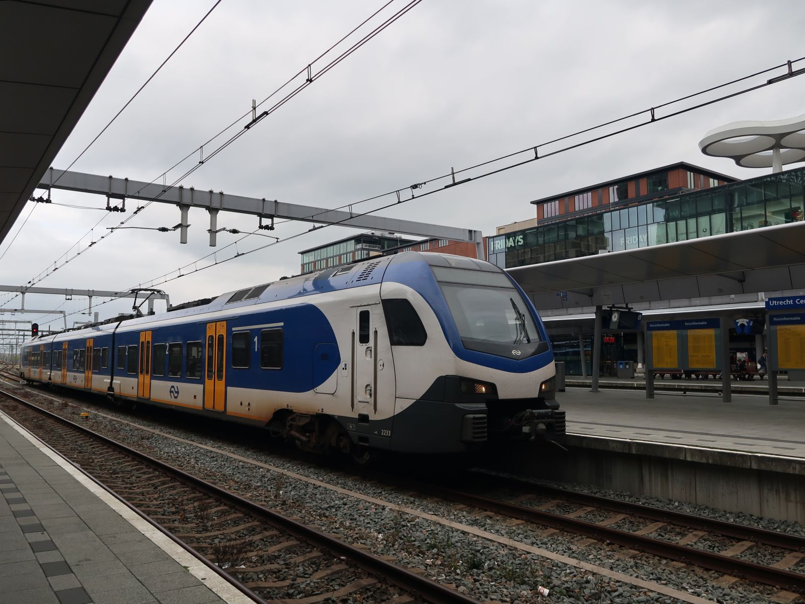 NS FLIRT Triebzug 2233 Gleis 11 Utrecht Centraal Station 20-09-2023.

NS FLIRT treinstel 2233 spoor 11 Utrecht CS 20-09-2023.