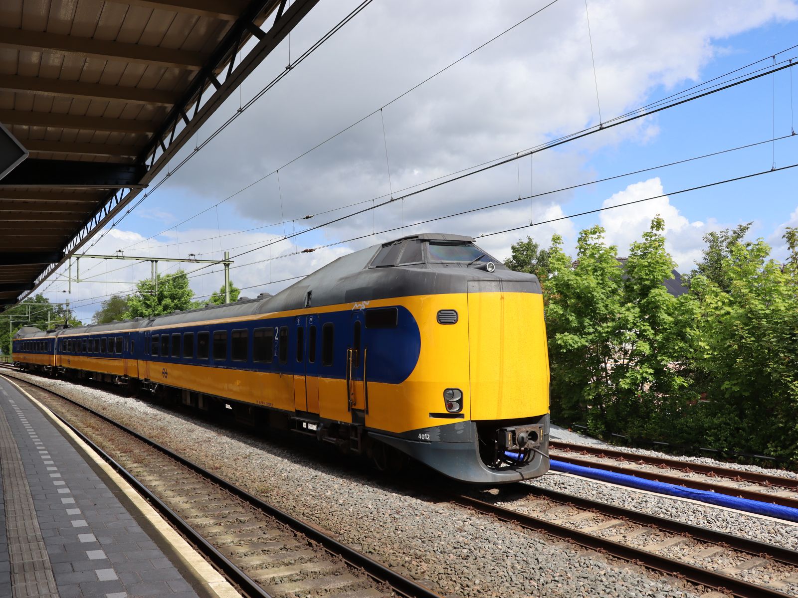 NS ICM-III Triebzug 4012 Gleis 5 Bahnhof Deventer 16-05-2023.

NS ICM-III treinstel 4012 spoor 5 station Deventer 16-05-2023.