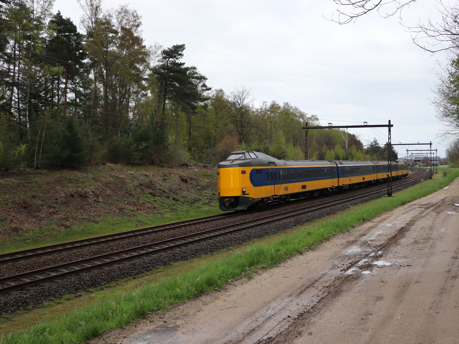 NS ICM-IV Triebzug 4201 Intercity 1660 von Enschede nach Schiphol. Veenweg, Holten 24-04-2023

NS ICM-IV treinstel 4201 als trein 1660 van Enschede naar Schiphol. Veenweg, Holten 24-04-2023