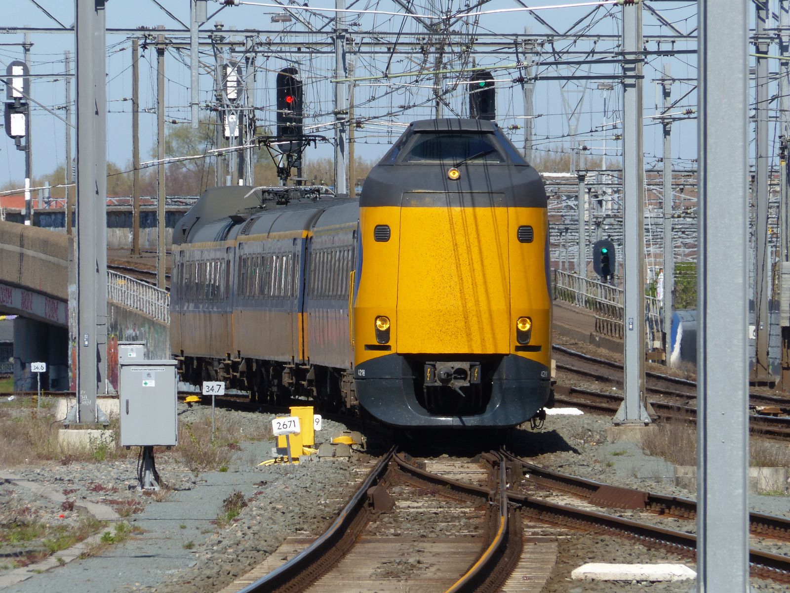 NS ICM-IV Triebzug 4218 Einfahrt Utrecht Centraal Station 21-04-2022.

NS ICM-IV treinstel 4218 binnenkomst Utrecht CS 21-04-2022.