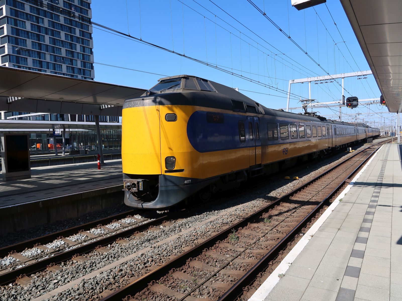 NS ICM Triebzug 4077 und 4243 Gleis 8 Utrecht Centraal Station 02-04-2025.

NS ICM treinstel 4077 en 4243 spoor 8 Utrecht Centraal Station 02-04-2025.
