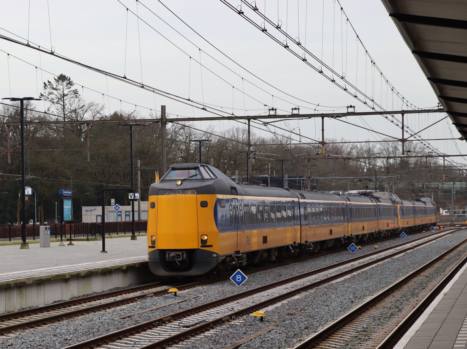 NS ICM Triebzug 4239 und 4060 Gleis 2 Bahnhof Amersfoort Centraal 20-02-2024.

NS ICM treinstel 4239 en 4060 spoor 2 station Amersfoort Centraal 20-02-2024.