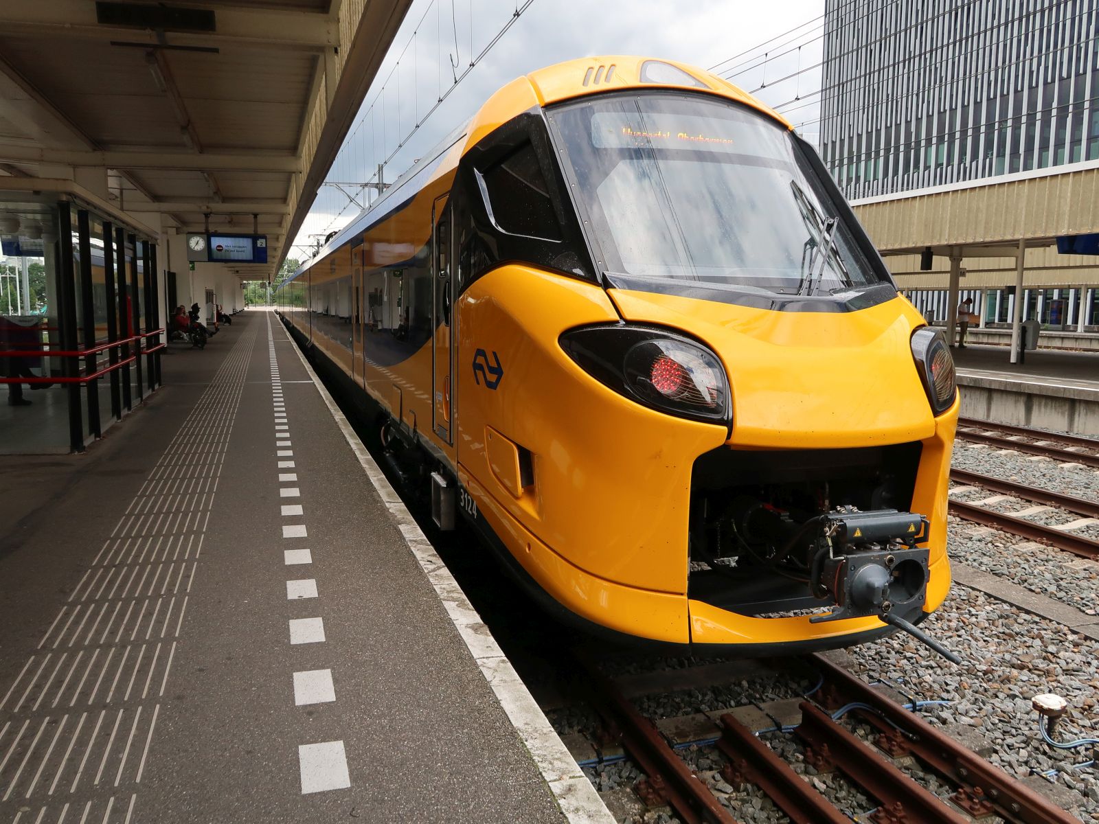 NS ICNG Triebzug 3124 w�hrend einer Probefahrt. Gleis 2 Leiden Centraal 21-07-2025.

NS ICNG treinstel 3124 tijdens een afname proefrit. Spoor 2 Leiden Centraal 21-07-2025.