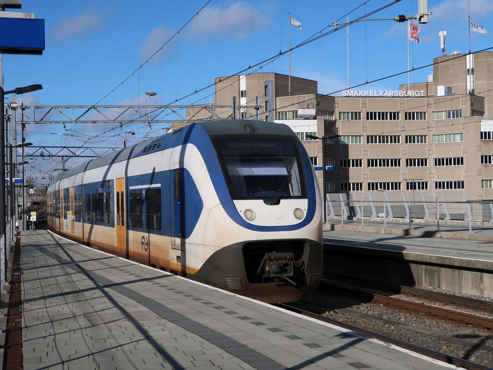 NS SLT-6 treinstel 2607 Gleis 3 Utrecht Centraal Station 07-11-2023.

NS SLT-6 treinstel 2607 binnenkomst spoor 3 Utrecht CS 07-11-2023.