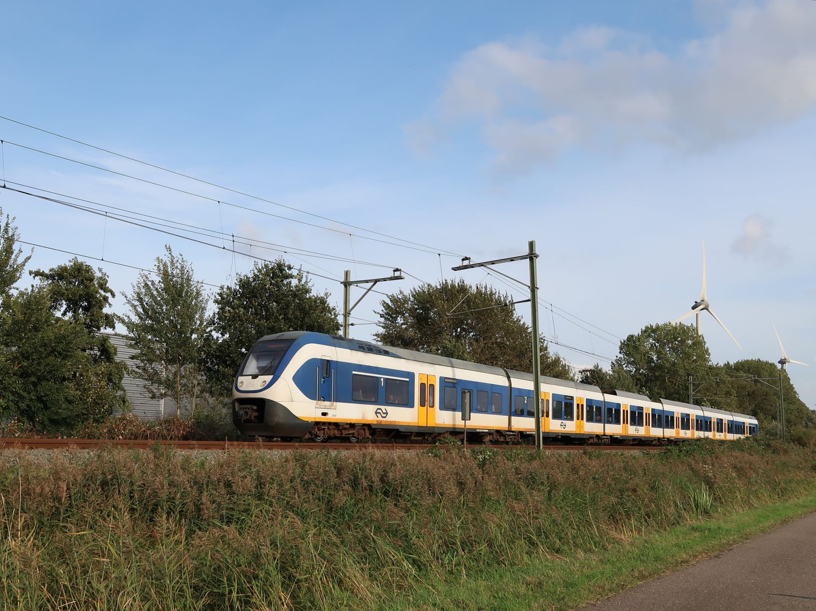 NS SLT-6 Triebzug 2608 Grote Polderpad, Zoeterwoude Rijndijk 30-09-2023.

NS SLT-6 treinstel 2608 Grote Polderpad, Zoeterwoude Rijndijk 30-09-2023.