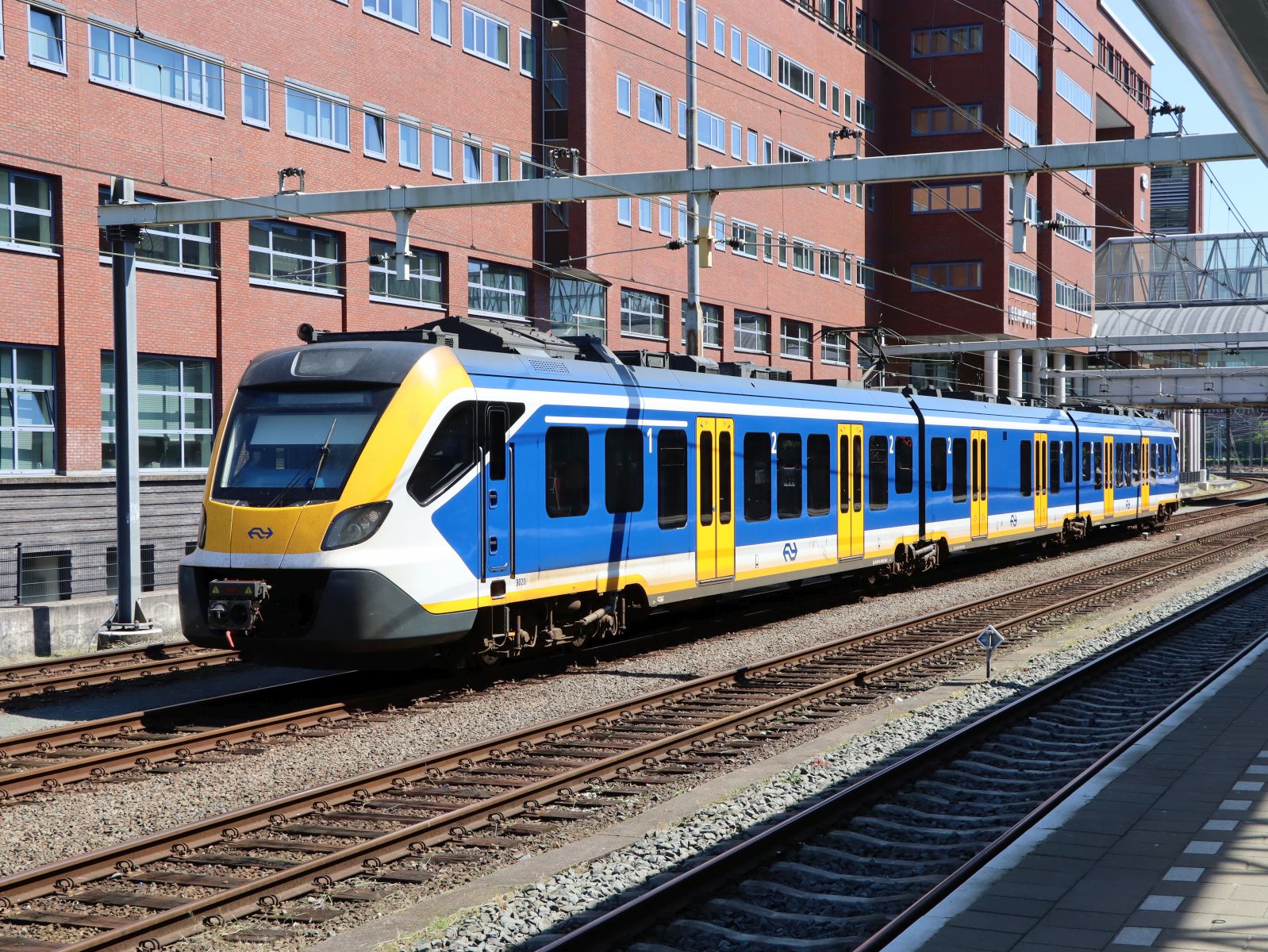 NS SNG-3 Triebzug 3020 Gleis 8 Amersfoort Centraal 14-05-2024.

NS SNG-3 treinstel 3020 spoor 8 Amersfoort Centraal 14-05-2024.