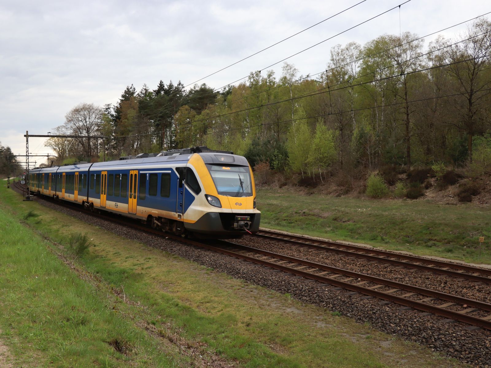 NS SNG-4 Triebzug 2759 Veenweg, Holten 26-04-2023.

NS SNG-4 treinstel 2759 Veenweg, Holten 26-04-2023.