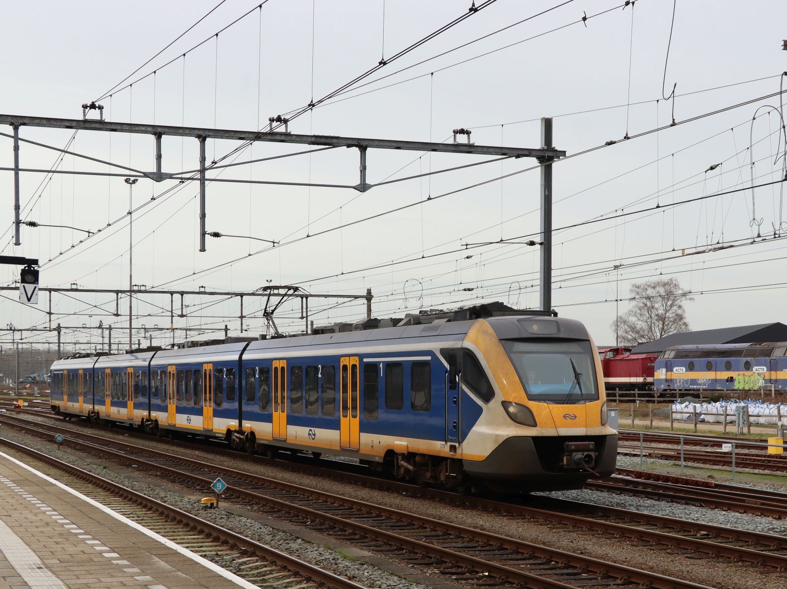 NS SNG-4 Triebzug 2775 Bahnhof Amersfoort Centraal 20-02-2024.

NS SNG-4 treinstel 2775 station Amersfoort Centraal 20-02-2024.