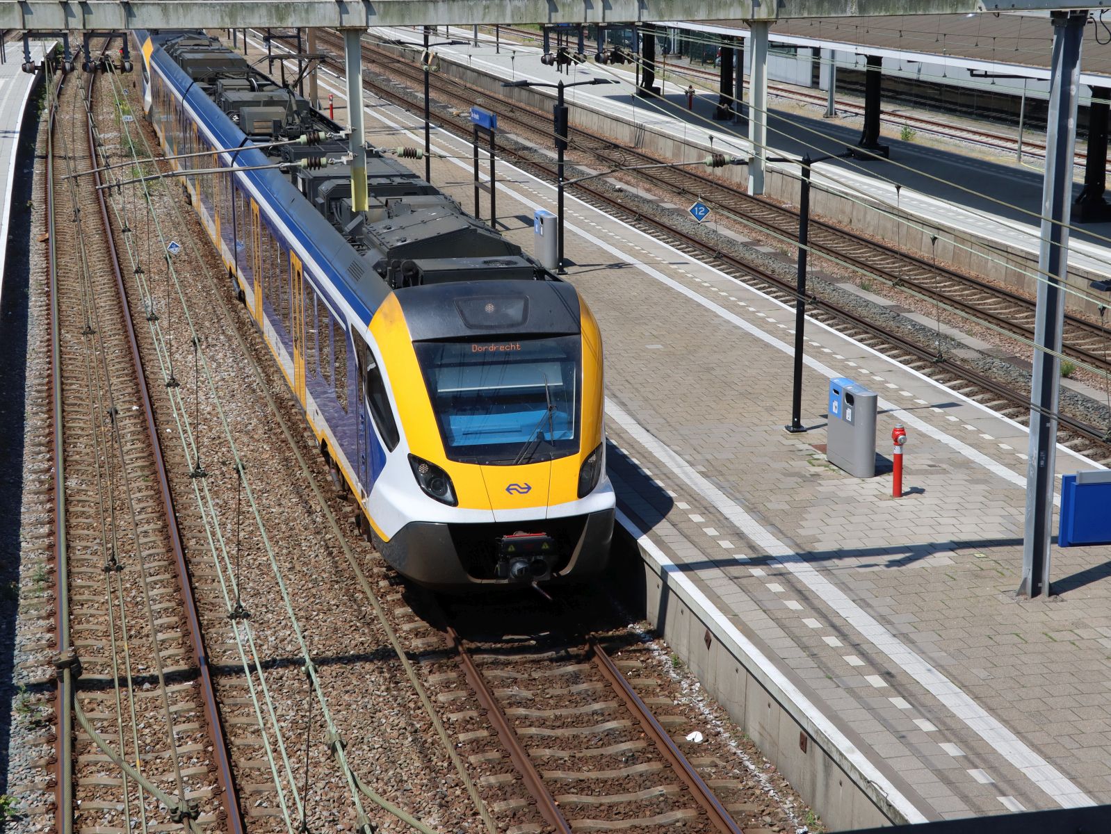 NS SNG Triebzug 2302 und 2752 Gleis 3 Bahnhof Dordrecht 25-06-2024.

NS SNG treinstel  2302 en 2752 spoor 3 station Dordrecht 25-06-2024.