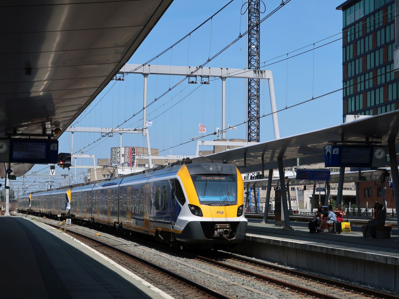 NS SNG Triebzug 2342, 2315 und 2744 Gleis 4 Utrecht Centraal Station  18-06-2025.

NS SNG treinstel 2342, 2315 en 2744 spoor 4 Utrecht CS  18-06-2025.