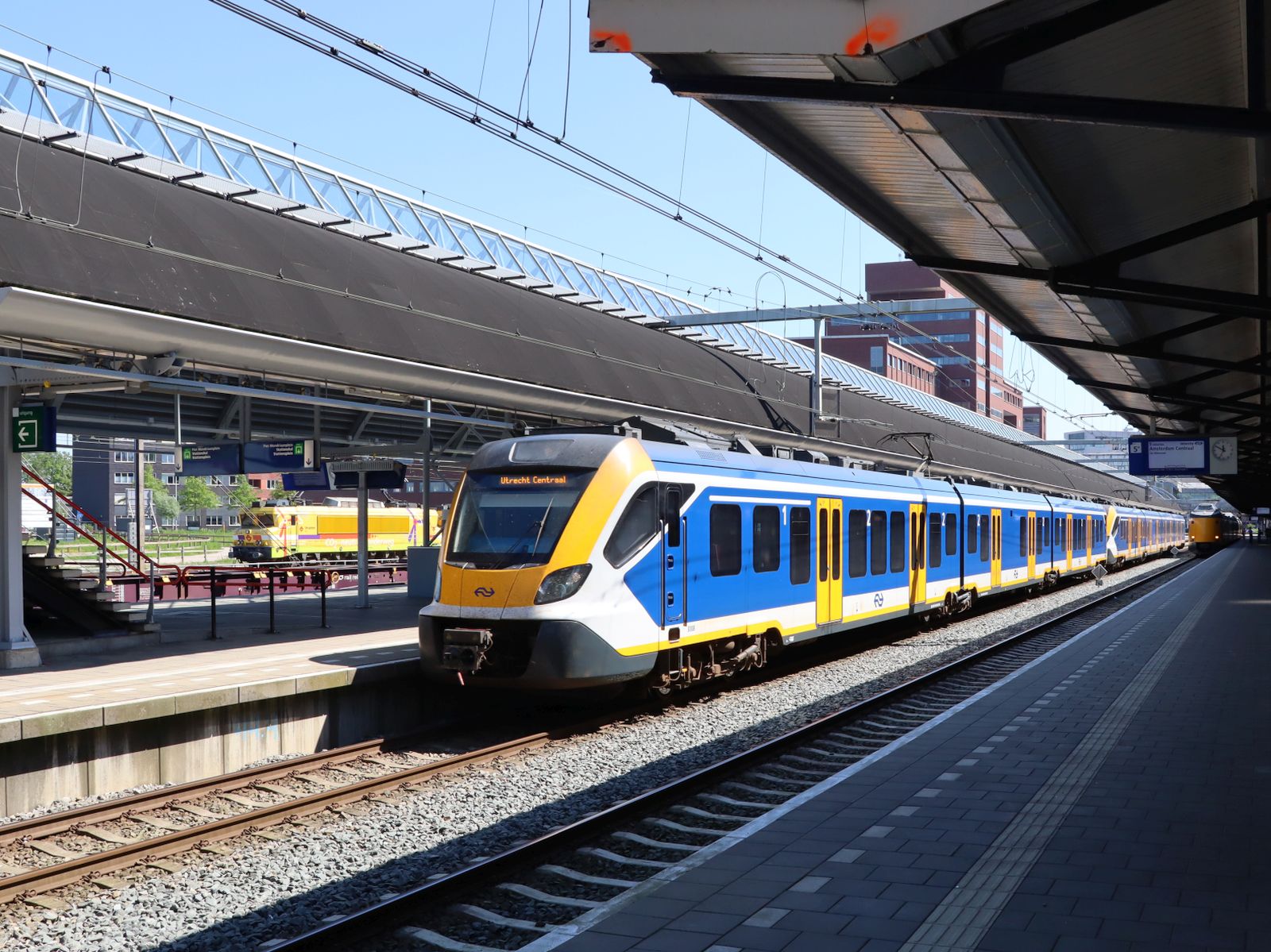 NS SNG Triebzug 3008 und 2749 Gleis 6 Amersfoort Centraal 14-05-2024.

NS SNG treinstel 3008 en 2749 spoor 6 Amersfoort Centraal 14-05-2024.