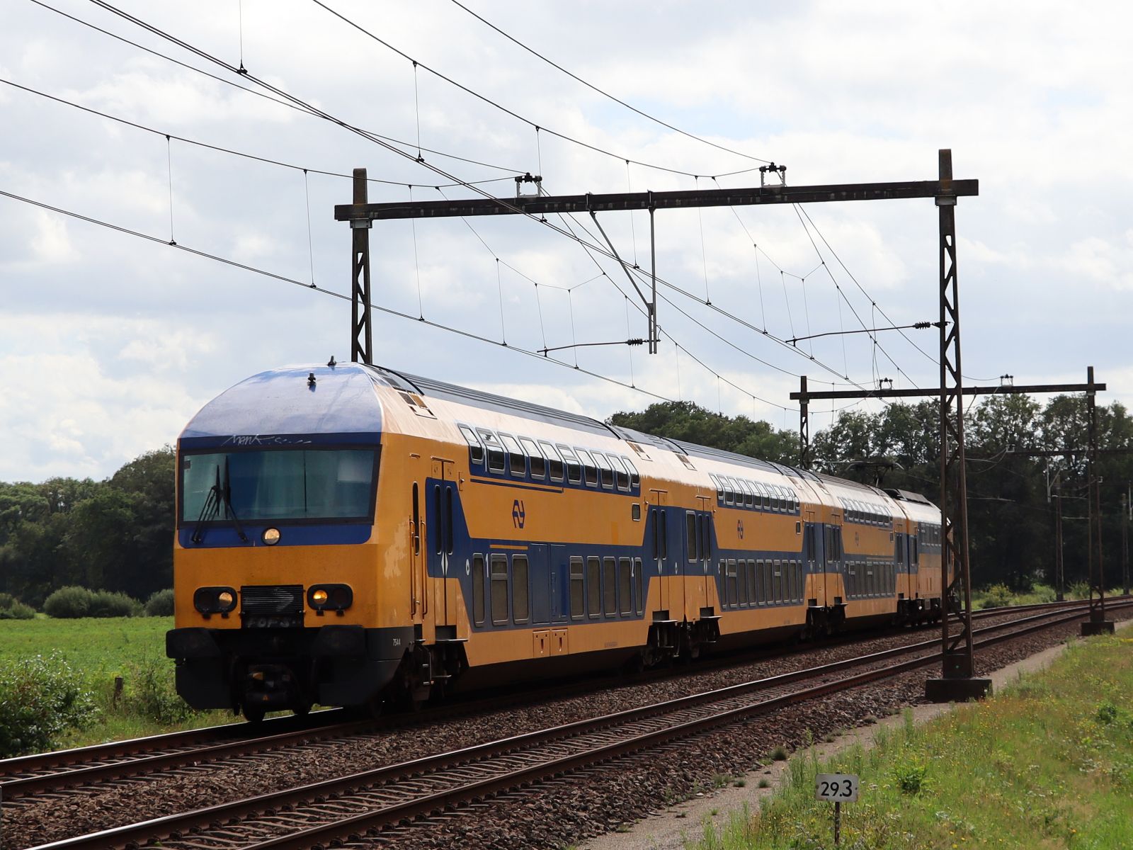 NS Triebzug DDZ-IV 7544 Bosweg, Notter 07-08-2023.

NS treinstel DDZ-IV 7544 Bosweg, Notter 07-08-2023.