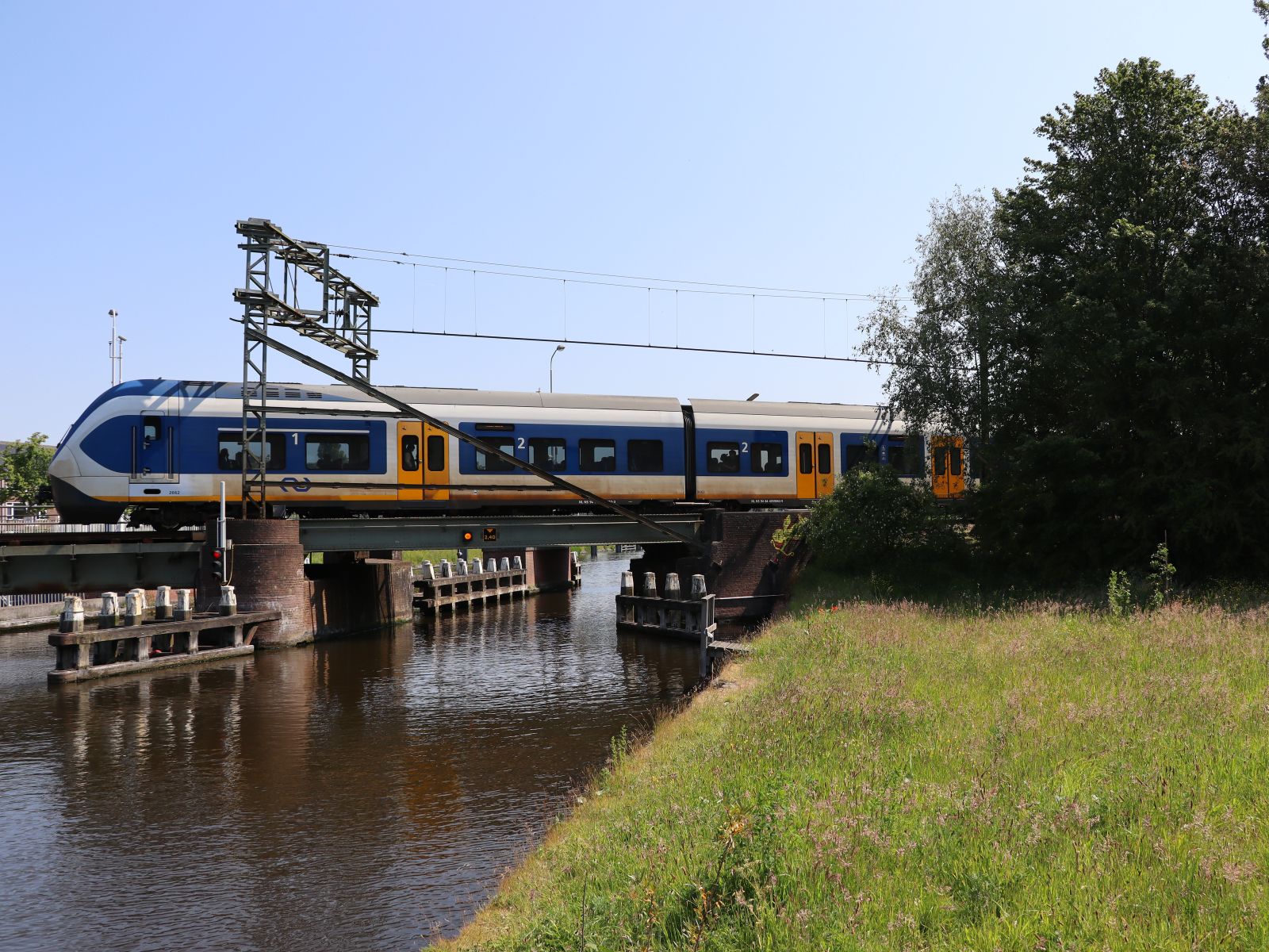 NS Triebzug SLT 2662 Intercity 8832 von Utrecht Centraal Station nach Leiden Centraal. Leiden 05-06-2023.

NS treinstel SLT 2662 als trein 8832 van Utrecht CS naar Leiden Centraal. Rijn en Schiekanaalbrug. Leiden 05-06-2023.