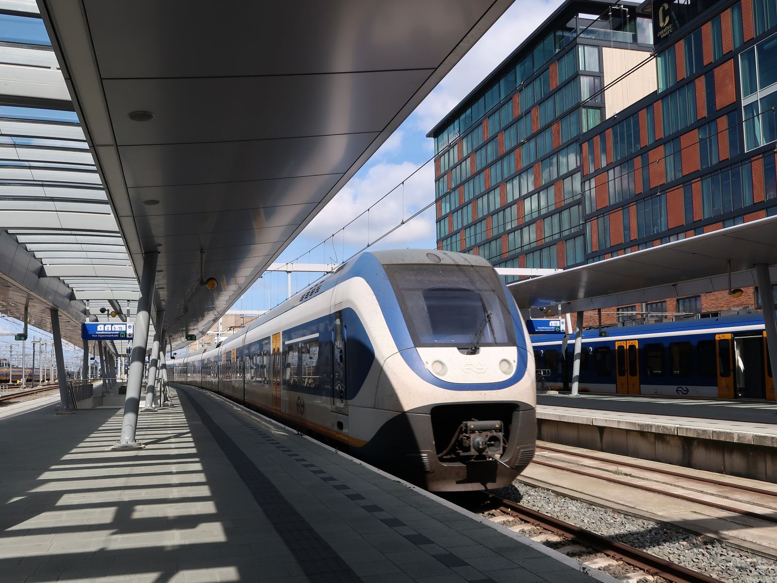 NS Triebzug SLT-6 2635 Gleis 3 Utrecht Centraal Station 14-09-2023.

NS treinstel SLT-6 2635 spoor 3 Utrecht Centraal Station 14-09-2023.