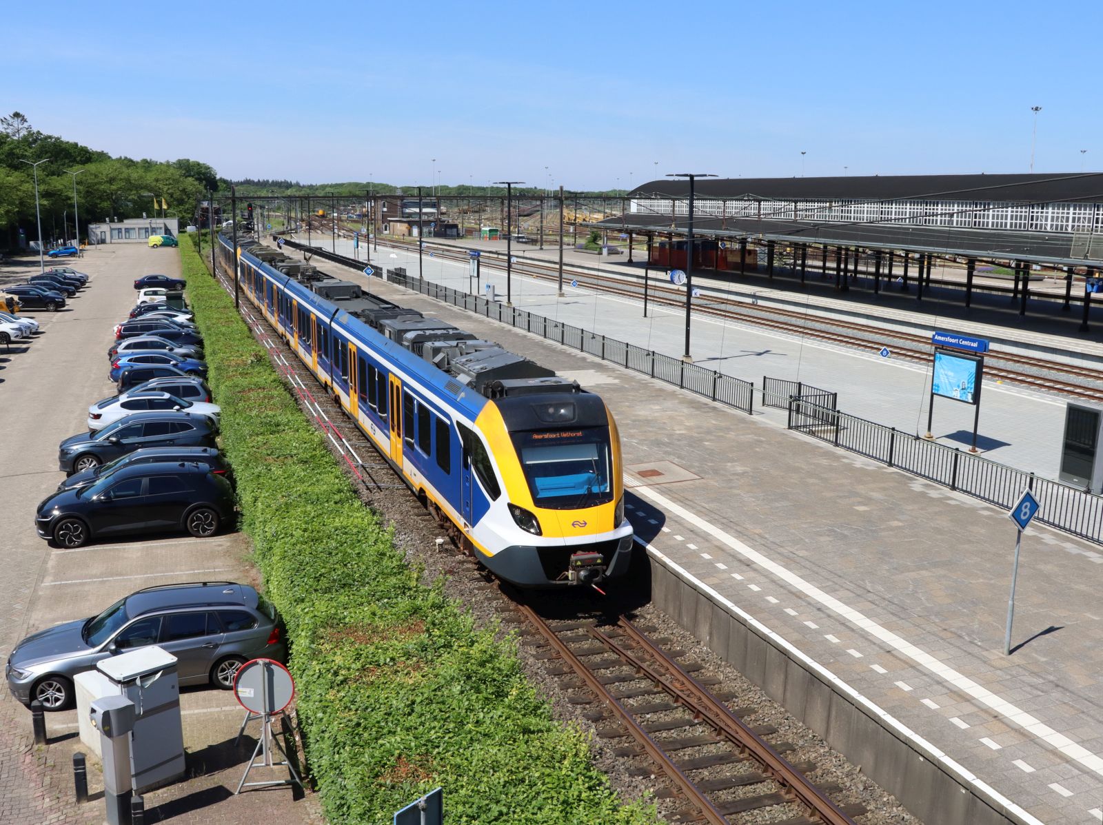 NS Triebzug SNG 2729 und 2367 Gleis 1 Amersfoort Centraal 14-05-2024.

NS treinstel SNG 2729 en 2367 spoor 1 Amersfoort Centraal 14-05-2024.
