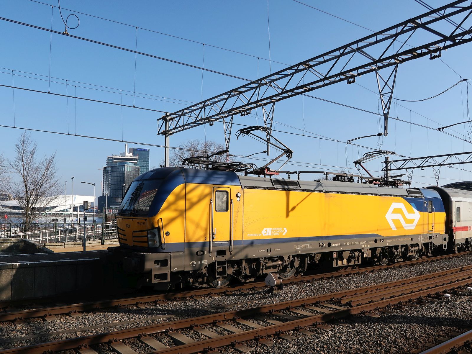 NS Vectron Lokomotive 193 733-3  (91 80 6193 733-3 D-ELOC) Gleis 13 Amsterdam Centraal Station 17-02-2025.

NS Vectron locomotief 193 733-3  (91 80 6193 733-3 D-ELOC) spoor 13 Amsterdam CS 17-02-2025.
